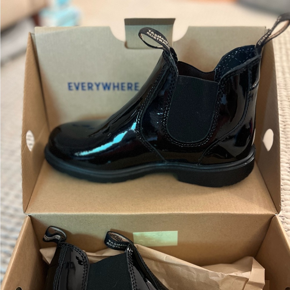 NWT Blundstone Kids Black Chelsea Boots, size W6